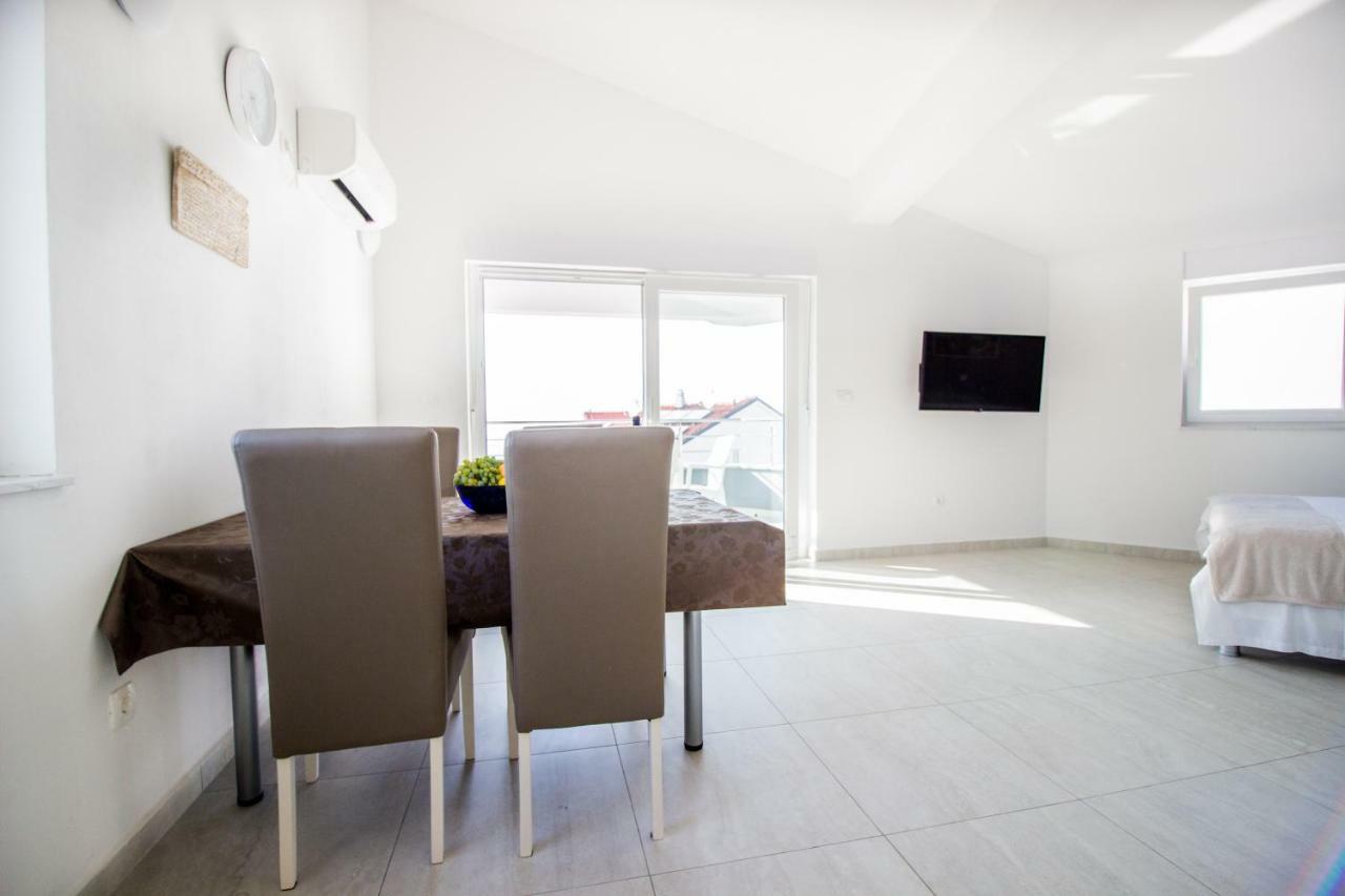 Colic Apartment Njivice Exterior photo